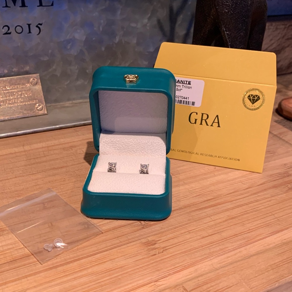 GRA Moissanite Elegant Silver Stud Earrings NEW IN BOX(never Used)